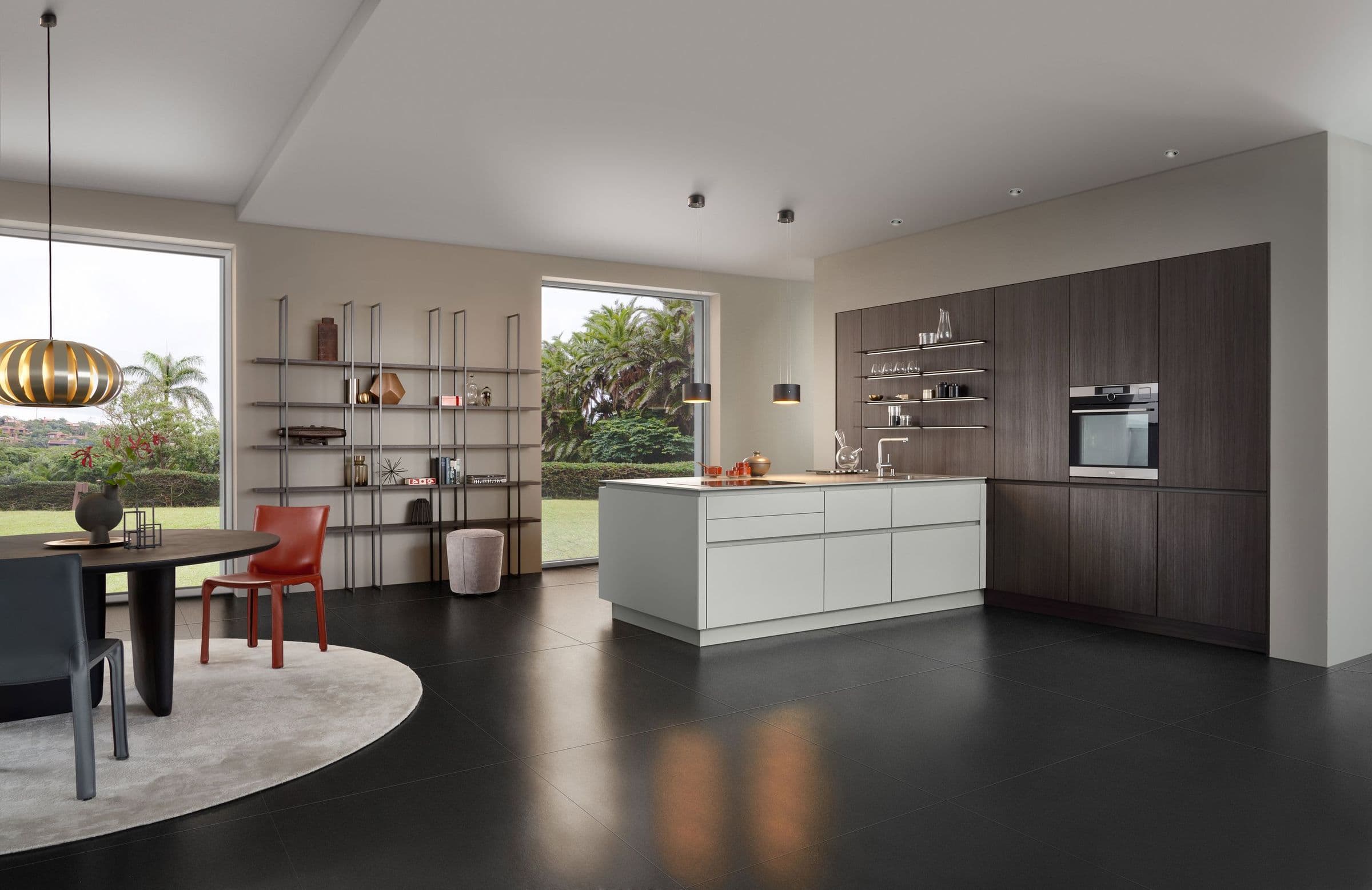 Cuisine ouverte avec façades FENIX® claires et colonnes sombres